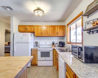 Peaceful Pinetop Cabin with Fireplace and Grill! - Pinetop-Lakeside - Kitchen