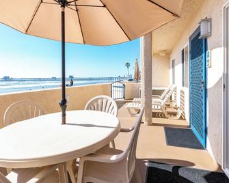 Southern California Beach Club - Oceanside - Balcone