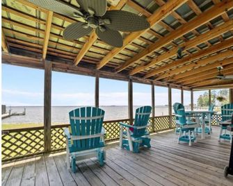 Water's Edge Waterfront Pamlico River Retreat, Private Dock + Fishing + Kayaks - Belhaven - Balcony