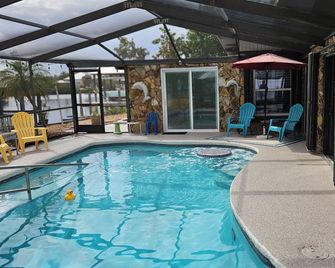 Waterfront Mid Century Cottage w/Pool and Spa- Close to beaches - Sleeps 9 - Ruskin - Pool