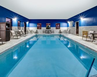 Hampton Inn & Suites Cleveland-Airport/Middleburg Heights - Middleburg Heights - Pool