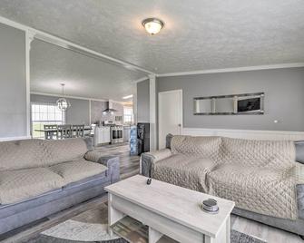 Chic Seneca Falls Home on Cayuga Wine Trail! - Seneca Falls - Living room