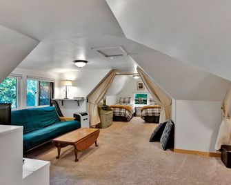 Story book 1920's home in down town Coeur d'Alene with AC, WiFi - Coeur d'Alene - Living room