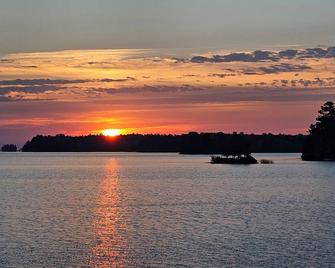 Cozy 4-bedroom cabin steps from Voyageurs National Park and Snowmobile Trails! - Internationaal Falls