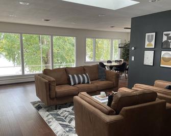 Renovated Lake Home! Large Private Deck, near City Center / Hospital - 앨버트리아 - 거실