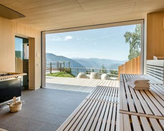 Hotel Belvedere - Fine Dining, Hideaway & Spa - San Genesio Atesino - Balcon