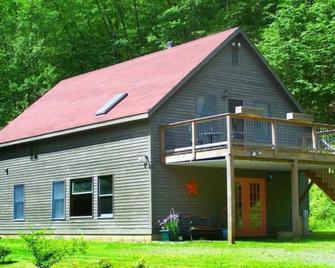Family Friendly Hilltop House In Putney Vermont - Putney - Building