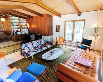 Mid-Century Lakefront Haven Near Wayzata - Wayzata - Living room