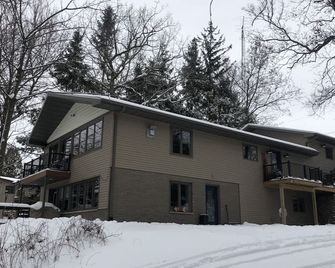 Updated private lake home-minutes from Fond du Lac, 20 minutes from EAA. - Fond du Lac - Gebouw