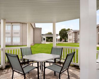 Super 8 by Wyndham Des Moines - Des Moines - Patio