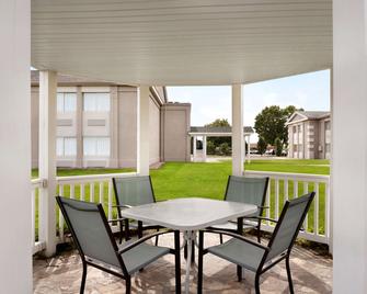 Super 8 by Wyndham Des Moines - דה מואן - פטיו