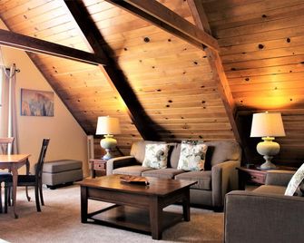 Par-Four Paradise ~ With Golf Course Views & Your escape to Yosemite - Groveland - Living room