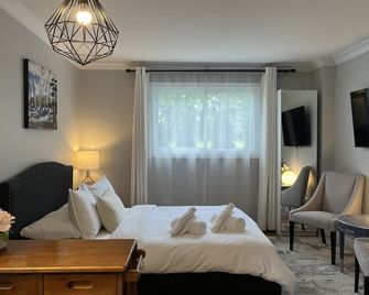 Stylish Main Level Suite with Separate Entrance, Private Patio and 2 Car Parking - Aurora