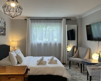 Stylish Main Level Suite with Separate Entrance, Private Patio and 2 Car Parking - Aurora
