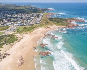 Birubi Breezes 2 Large Duplex with Air Conditioning WI FI and only 5 minute walk to the beach - Anna Bay - Strand