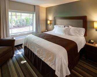 The East Avenue Inn & Suites - Rochester - Bedroom