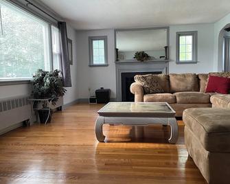 NEW: Spacious & Convenient Hideaway!Centrally located & 10 min from airport! - Windsor - Living room