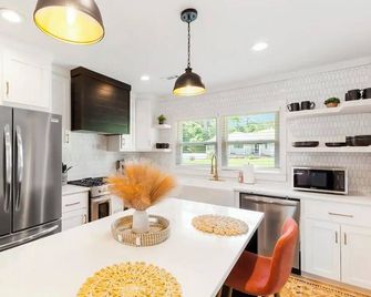 Relaxing, modern full-size house with pool overlooking a beautiful lake view. - Carrollton - Cocina