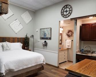 Crossroads Loft & Studio Apt: Steps From Rt. 66 & Beautiful Carthage Square - Carthage - Bedroom