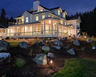 Hollywood Manor House - Woodinville - Building