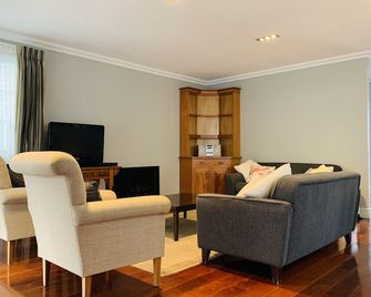 Kauri Cottage 2 or 3 Bedroom - Russell Cottage Collection - Russell - Living room