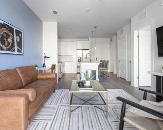 Landing | Stylish 1bd, Gym - Fort Myers - Living room