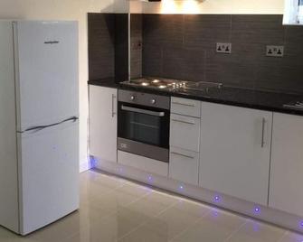 Small Modern Comfortable 2 Bedroom Apartment cmyr - Hayes - Kitchen