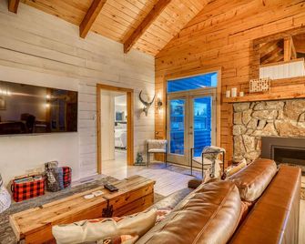 Pagosa Lakefront Home w/ Hot Tub, A/C, & Canoe! - Pagosa Springs - Sala de estar