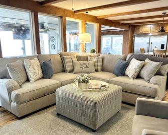 South Grand Lakefront w/ Hot Tub, Dock & Game Room - Eucha - Living room