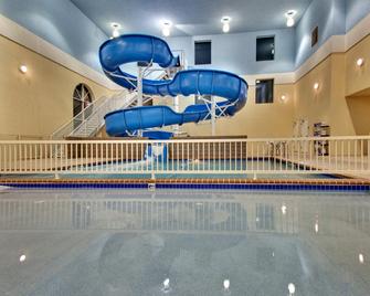 Garner Hotel Brookings by IHG - Brookings - Piscina