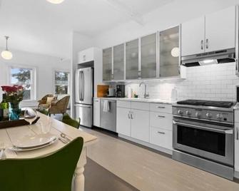 Rockland Central Over Main - Rockland - Kitchen