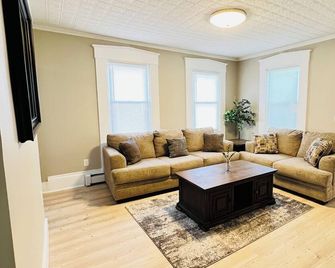 Steps away from waterfront concerts! - Bangor - Sala de estar