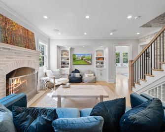 Family Retreat, 3BR each with Ensuite, Lakeside Community - Fontana-On-Geneva Lake - Comedor