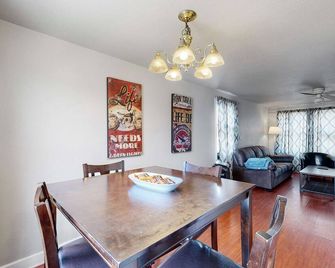 Cool Stay Near Rapids Stadium Ideal For - Commerce City - Comedor