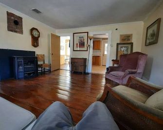 Live the Vermont Life in 1840 Classic Renovated Cape - Sharon - Living room