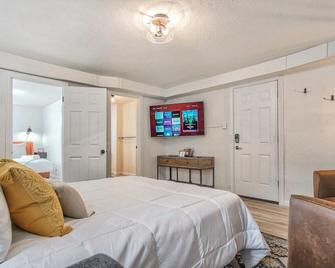 Pikes Charm - King Workspace 4k Roku Bbq - Colorado Springs - Schlafzimmer