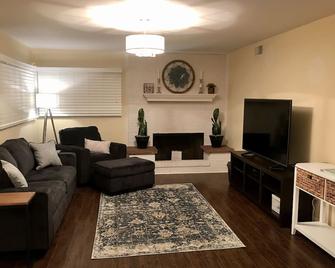 Midtown Abi House - Abilene - Living room