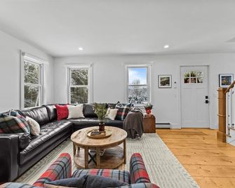 Cozy Winter Cabin | Ski Stowe | Family Friendly I Hot Tub - Stowe - Living room