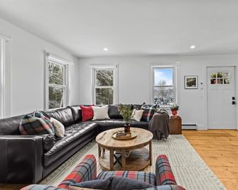 Family Friendly Mtn Cabin I Ac | Hot Tub | Games - Stowe - Living room