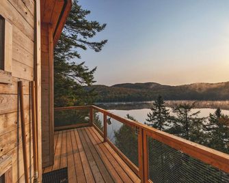 Secluded perched treehouse by the lake | Lodging #18 - La Conception - Balcón