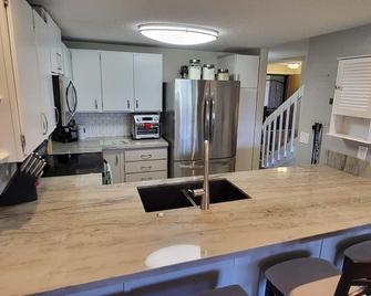 Gorgeous 2 Bedroom on Golf Course with Ocean View! - Waikoloa Village - Kitchen
