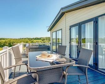 Contemporary cottage with one double and one with bunks. - St. Austell - Balcony