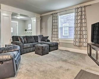 Charming Greencastle Home Less Than 1 Mi to DePauw! - Greencastle - Living room