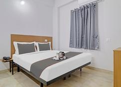 Capital O 703485 Golden Dreams - Hyderabad - Bedroom
