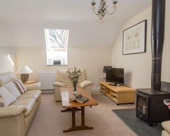 Merlin Cottages: 4 High Barn, Games Room, Sleeps 4 - Llandovery - Living room