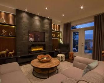 Luxury Halifax Waterfront Paradise -Pool - Halifax - Living room