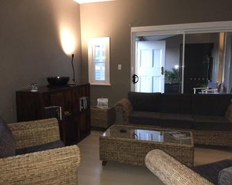 Perfect Location for Leisure or Business - Right in the main street - Scone - Living room