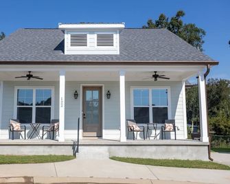 Lofty Lakeside Cottage – 2 Br, 2.5ba, Sleeps 8! - Greenwood - Building