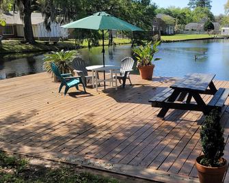 Carriage House Apt close to Cumberland Ferry, Kings Bay & Historic Downtown - St. Marys - Patio