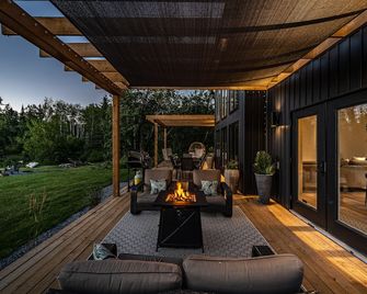 Luxury Cabin on the creek, with sauna, in Lac Du Bonnet, Manitoba (sleeps 8) - Lac Du Bonnet - Patio